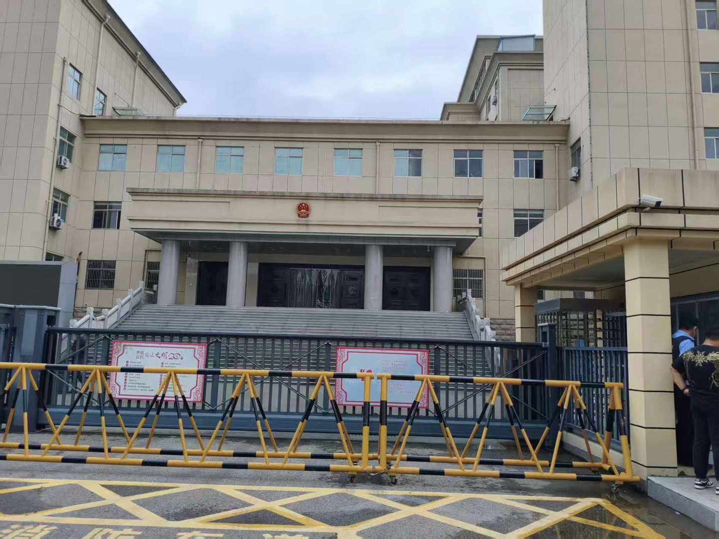 江苏泗洪县人民法院成功安装守门神科技集团的AI智能安检设备