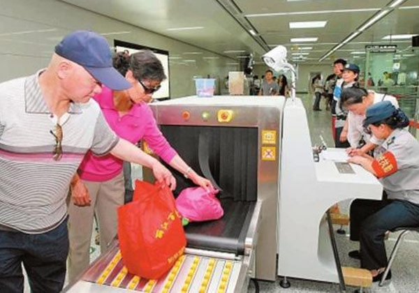 进地铁车站过安检,食物饮料进安检机接受X光扫描检查后还能吃吗？安检x光机对食物有无影响？