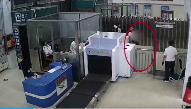 女人过安检带刀被阻拦，暴跳如雷还欧打安检员，女人：我不丢刀