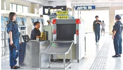 武汉市地铁安检员高溫下恪守 笑称“减肥瘦身”显著