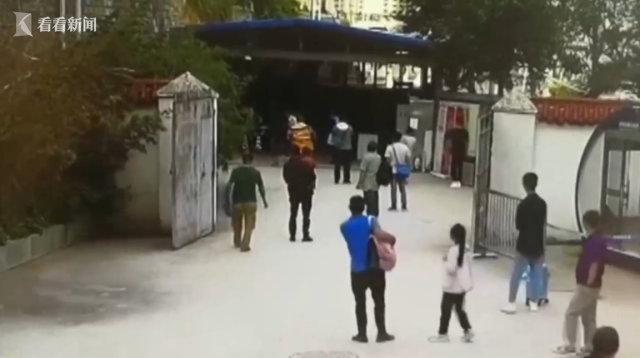 “不速之客”到达火车站的安检机,当他们看到时,他们立即报警