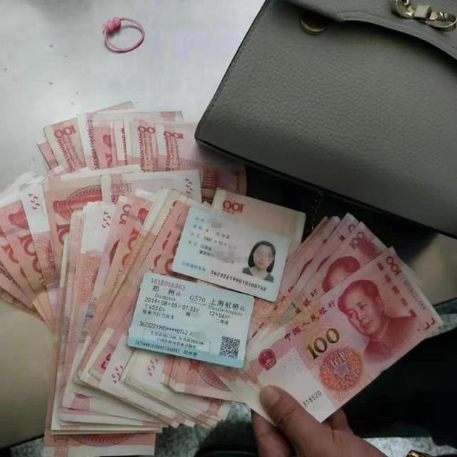 女子带着两个娃娃进行安检忘了包,拿着9000多元现金,差点“打水漂”