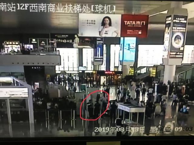 为了便于产品推广,该男子伪造了印章,并通过了火车站的安检