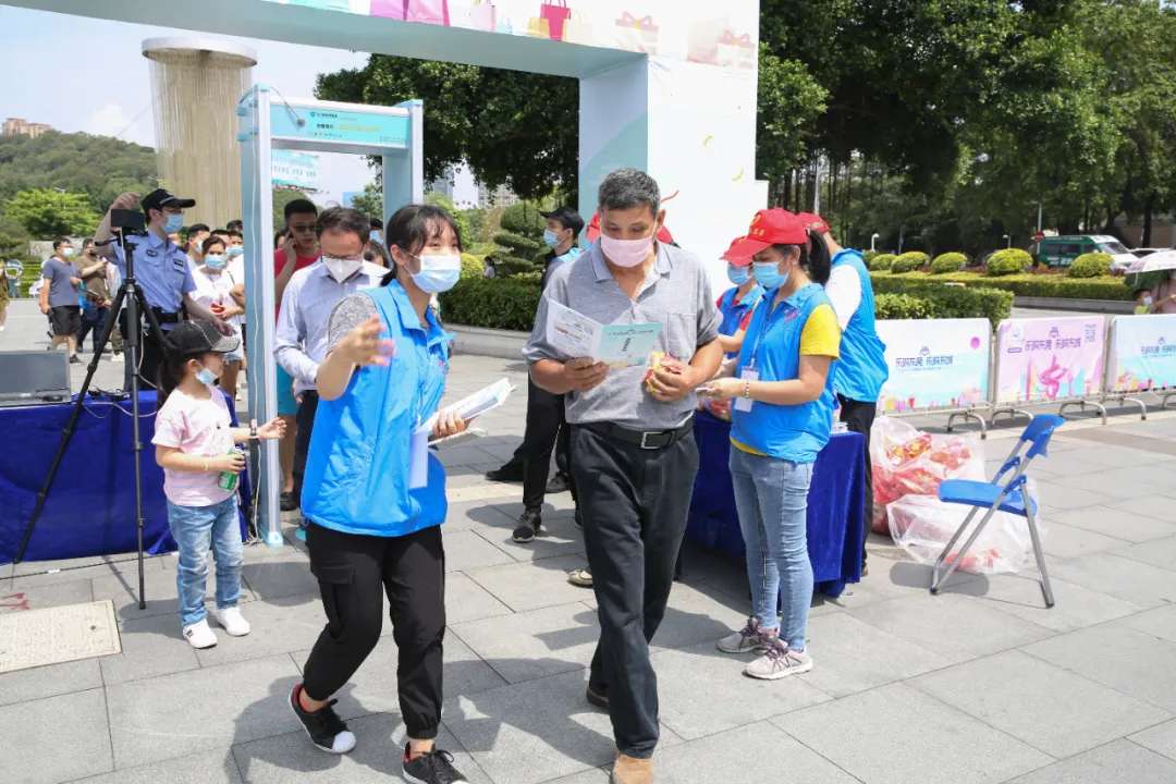 乐购东莞会场采用守门神测温安检门